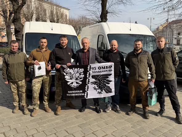 Ще два автомобілі від чернівецької громади поїхали на фронт